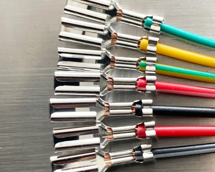 Máquina prensadora de conectores de 2 extremos para cables finos